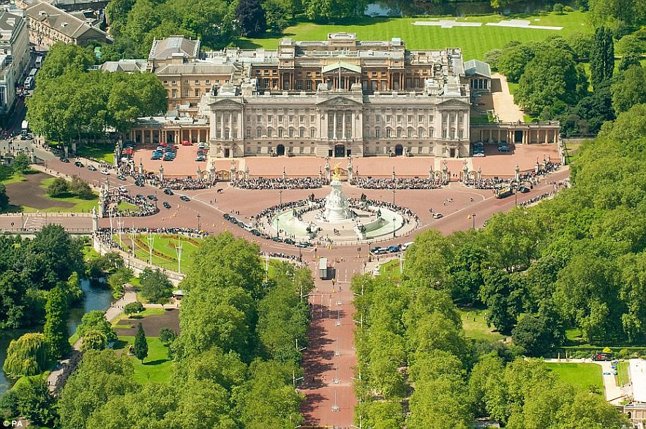 Buckingham_Palace-1.jpg